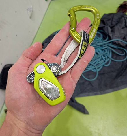 Bremsstufe 2 = 20 kg Zusatzgewicht: Das eine Schlingenende durch die Schlaufe des anderen Endes gesteckt.