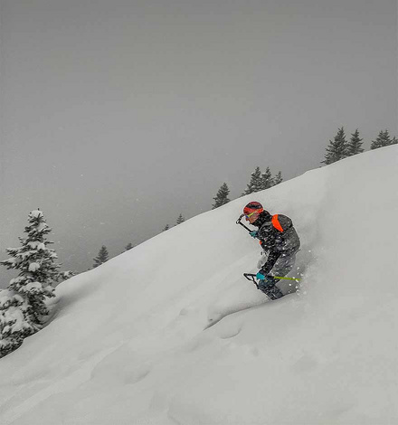 Mit dem Eiger Hook System lassen sich Ski, Snowboard und St&ouml;cke sicher am Rucksack fixieren.