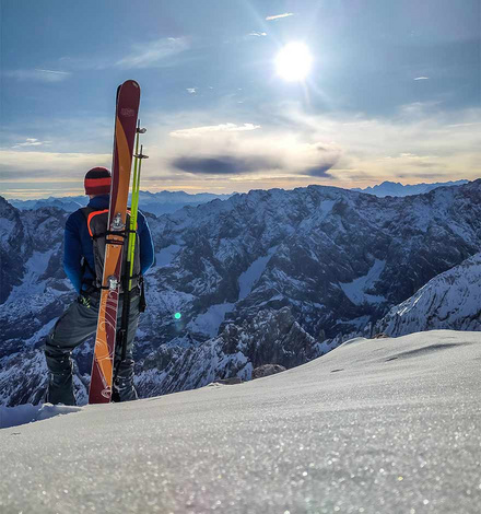 Mit dem Eiger Hook System lassen sich Ski, Snowboard und St&ouml;cke sicher am Rucksack fixieren.