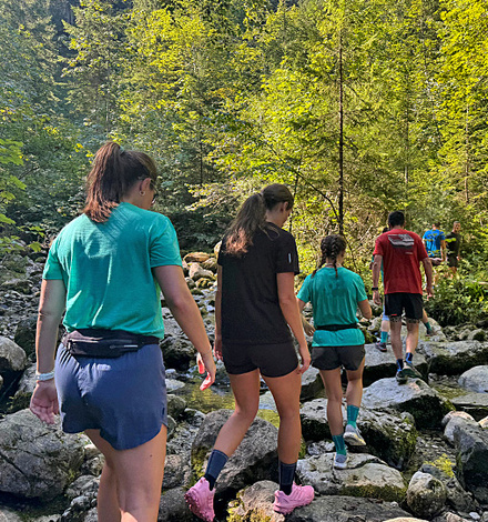 Abwechlsungsreiche Route: Fluss&uuml;berquerungen d&uuml;rfen beim Trailrun nicht fehlen.