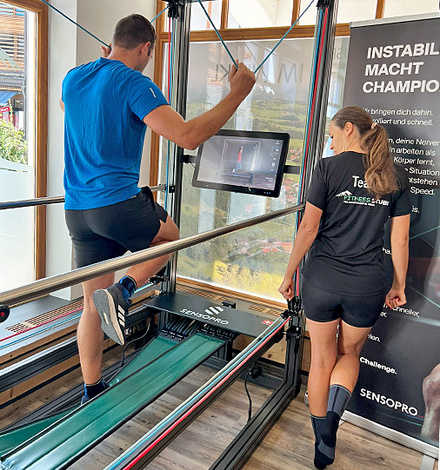 Warm-up in der Fitnesstube Reit im Winkl: Gewinner Christian auf dem Koordinationstrainer.