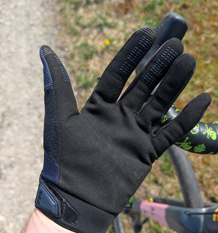 Wir haben zwei Langfingerhandschuhe f&uuml;rs Mountainbiken getestet. Unser Favorit ist der Roeckl Mori 2 mit seinem breiten Einsatzbereich.