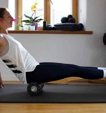 Für das Faszientraining am unteren Rücken nimmst Du eine leicht seitliche Position ein. Rolle gleichmäßig ab.