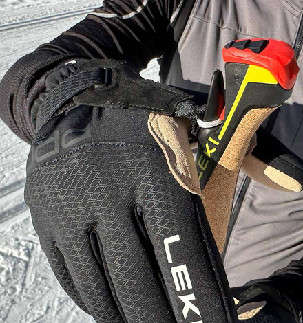Performance beginnt beim Anziehen: Der Handschuh sitzt dank des Klettverschlusses am Handgelenk fest und sicher.