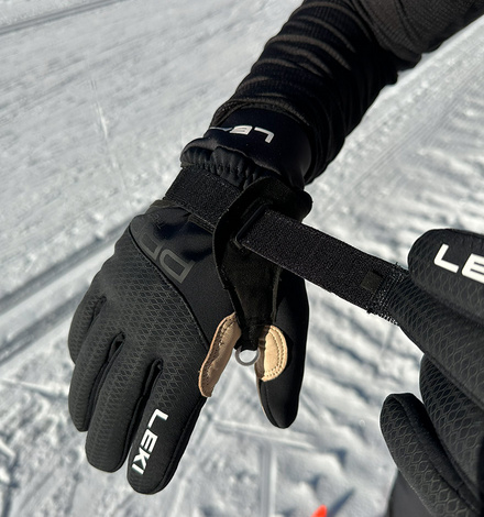 Performance beginnt beim Anziehen: Der Handschuh sitzt dank des Klettverschlusses am Handgelenk fest und sicher.