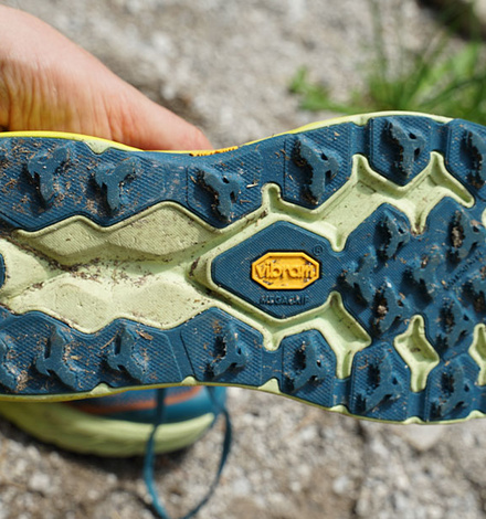 Typisch für alle Hoka Schuhe ist deren hohe Laufsohle, die für optimale Dämpfung und beispielloses Abrollverhalten sorgt.
