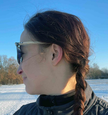 Die Brille wirkt f&uuml;r eine Sportbrille fast schon zart - auch auf einem kleinen Kopf.