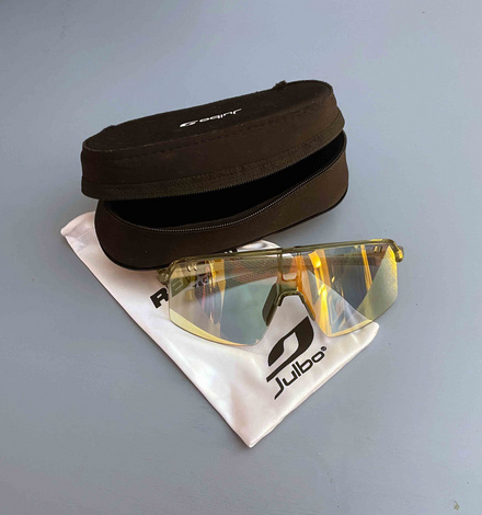 Praktisch: Die Brille kommt im passenden, stabilen Etui.