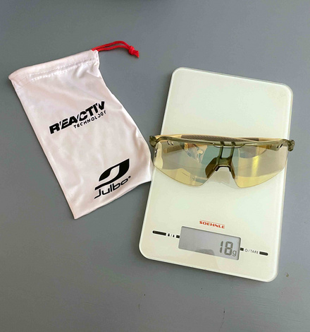 Praktisch: Die Brille kommt im passenden, stabilen Etui.