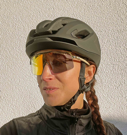 Die Brille wirkt f&uuml;r eine Sportbrille fast schon zart - auch auf einem kleinen Kopf.