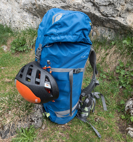 Du kannst den Helm aber auch alternativ unter dem Deckelfach Deines Rucksacks verstauen &hellip; 