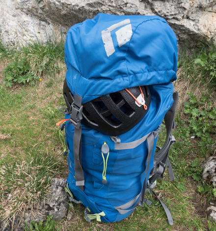 Du kannst den Helm aber auch alternativ unter dem Deckelfach Deines Rucksacks verstauen &hellip; 