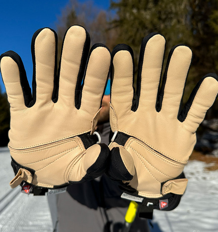 Nordic Thermo Fit: enganliegende Passform f&uuml;r pr&auml;zises Stockgef&uuml;hl und maximale Kontrolle.