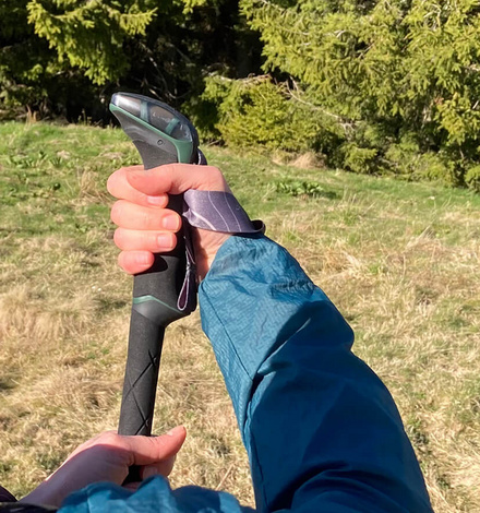 Der Leki Makalu FX Carbon hat lange Griffe aus Schaumstoff. 