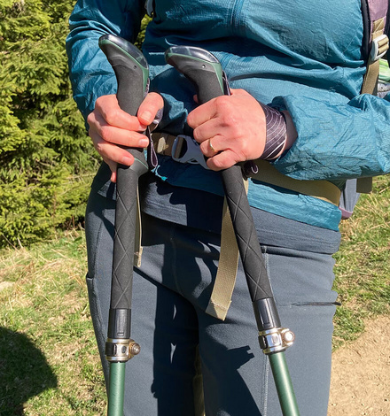 Der Leki Makalu FX Carbon hat lange Griffe aus Schaumstoff. 