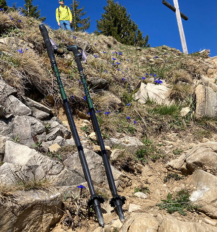 Die Leki Makalu FX Carbon gibt's 2026 in elegantem Dunkelgr&uuml;n-Schwarz.