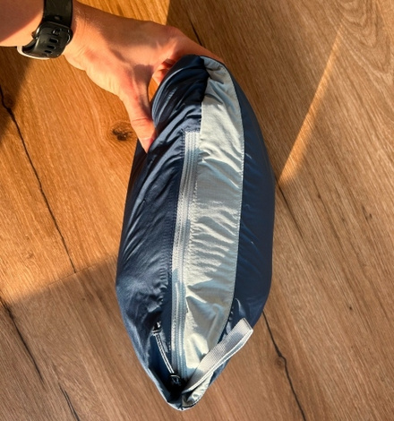 Praktisch f&uuml;r unterwegs: Die Jacke l&auml;sst sich in ihrer eigenen Tasche verstauen ...