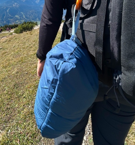 Praktisch f&uuml;r unterwegs: Die Jacke l&auml;sst sich in ihrer eigenen Tasche verstauen ...