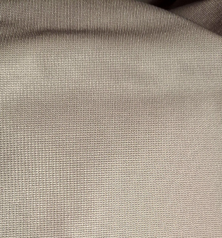 Die Außenseite eines Drei-Lagen-Laminats: ein robuster Oberstoff aus Polyamid.