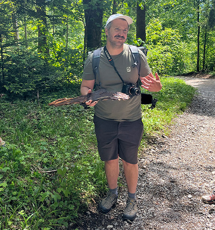 Teilweise musste der Müll mit viel Kraft aus dem Waldboden gezogen werden.
