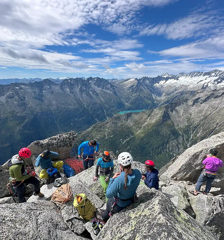 Glückliche Bergzeit Alpincamp Teilnehmer: Maxi und Hussein mit Bergführer Yannick. Und was ist das bitte für eine tolle Aussicht?