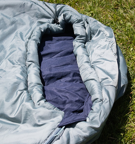 Leichter Mumienschlafsack mit w&auml;rmender Kapuze und effizienter Isolierung f&uuml;r komfortable N&auml;chte unterwegs.