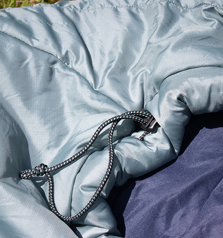 Leichter Mumienschlafsack mit w&auml;rmender Kapuze und effizienter Isolierung f&uuml;r komfortable N&auml;chte unterwegs.
