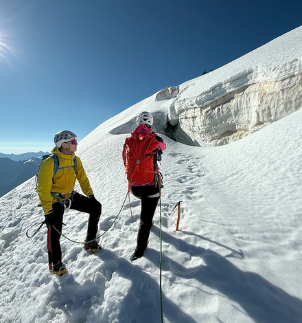 Nach dem frühen Aufstehen und den Anstrengungen des Aufstiegs wird man nach Erreichen des Gipfels mit einem atemberaubenden Panorama belohnt.