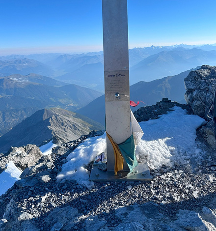 Nach dem frühen Aufstehen und den Anstrengungen des Aufstiegs wird man nach Erreichen des Gipfels mit einem atemberaubenden Panorama belohnt.