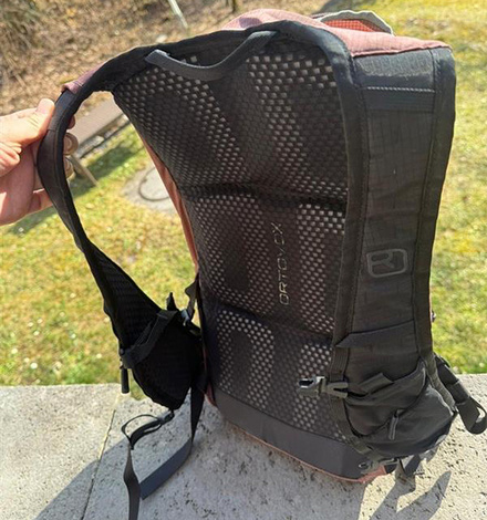 Das Tragesystem des Ortovox Sequence Daypack 15 ist minimalistisch und bleibt auch ohne einen H&uuml;ftgurt nah am K&ouml;rper. 
