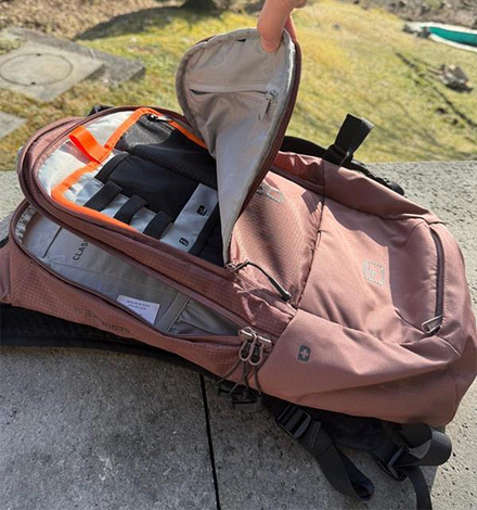 Das Tragesystem des Ortovox Sequence Daypack 15 ist minimalistisch und bleibt auch ohne einen H&uuml;ftgurt nah am K&ouml;rper. 