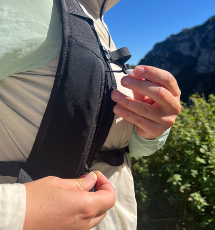 Die Taschen an den Tr&auml;gern bieten genug Platz, um etwa Softflasks darin unterzubringen.