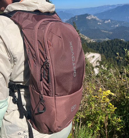 Die Taschen an den Tr&auml;gern bieten genug Platz, um etwa Softflasks darin unterzubringen.