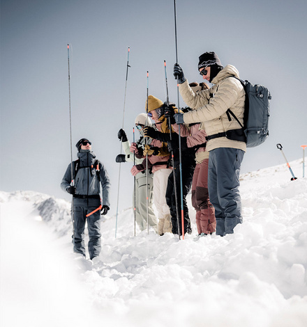Das LVS-Ger&auml;t ist neben Sonde und Schaufel unverzichtbarer Bestandteil der Notfallausr&uuml;stung im winterlichen Gel&auml;nde.