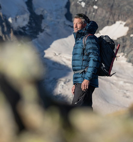 Wann immer es nass wird, ist eine Regen- oder Hardshelljacke die Waffe der Wahl. 