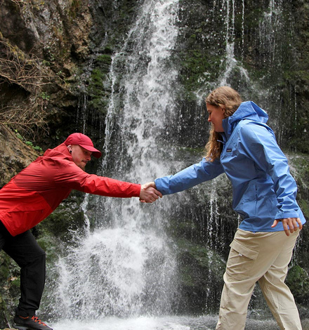 Wann immer es nass wird, ist eine Regen- oder Hardshelljacke die Waffe der Wahl. 