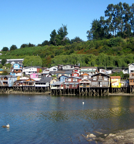 Gr&uuml;ne H&uuml;gel und der Blick &uuml;bers Meer auf die endlose wei&szlig;e Kette der Anden im Norden Patagoniens: das ist die Insel Chilo&eacute; bei klarem Wetter. 