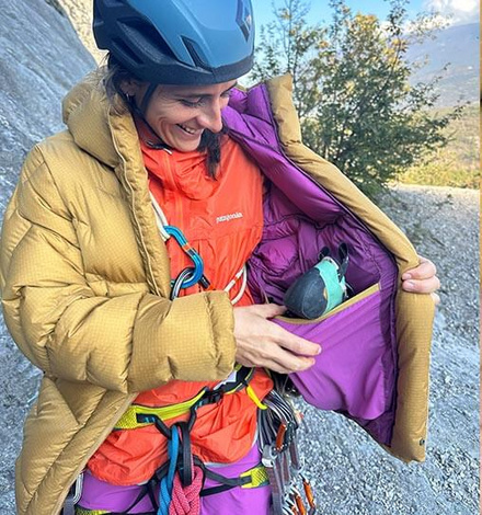 Du kannst trotz geschlossener Jacke bequem sichern, dank Zwei-Wege-Rei&szlig;verschluss und Druckknopf.