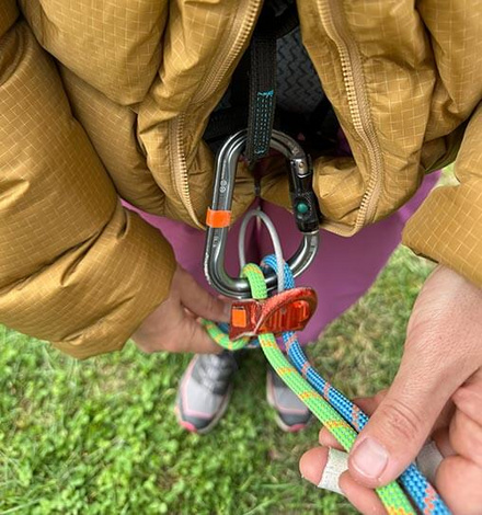 Du kannst trotz geschlossener Jacke bequem sichern, dank Zwei-Wege-Rei&szlig;verschluss und Druckknopf.