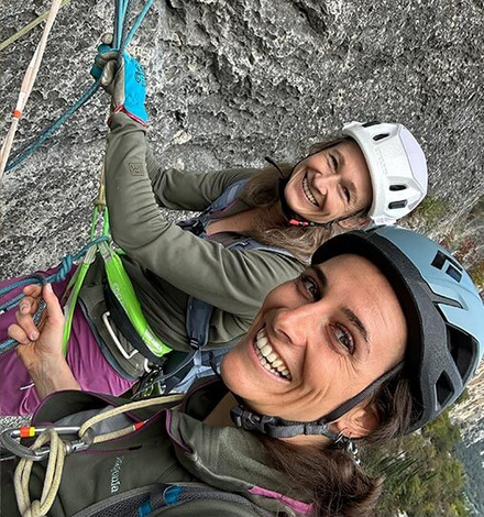 Im Partnerlook am Fels: Bergf&uuml;hrerin und Kletterin D&ouml;rthe Pietron war ma&szlig;geblich an der Entwicklung des Free Wall Kit beteiligt.