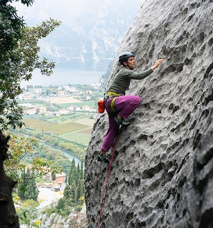 Im Partnerlook am Fels: Bergf&uuml;hrerin und Kletterin D&ouml;rthe Pietron war ma&szlig;geblich an der Entwicklung des Free Wall Kit beteiligt.