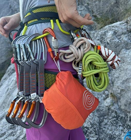 Die &Uuml;berhose l&auml;sst sich Dank Rei&szlig;verschluss am Beinabschluss bequem &uuml;ber die Schuhe anziehen. 