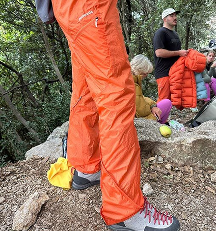 Die &Uuml;berhose l&auml;sst sich Dank Rei&szlig;verschluss am Beinabschluss bequem &uuml;ber die Schuhe anziehen. 