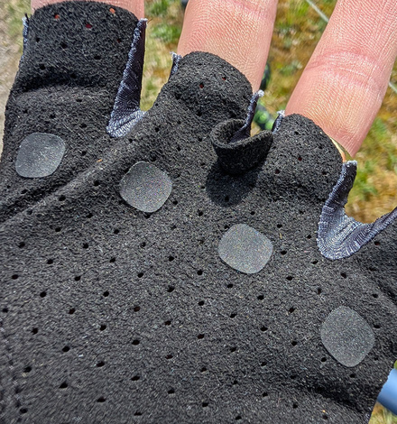 Die L&uuml;ftungsl&ouml;cher auf der kompletten Innenhand und an den Seiten des POC Agile Short machen den Fahrradhandschuh sehr atmungsaktiv.
