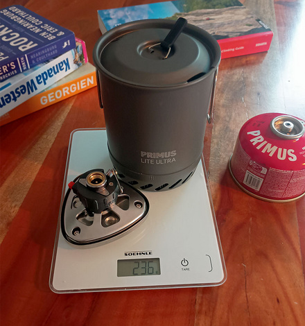 Nur 236 Gramm bringen Topf, Deckel und Brenner auf die Waage. Packt man alles zusammen mit 100g Gaskartusche, Kartuschenst&uuml;tze und Mikrofasertuch in den Packsack, dann sind es 485 Gramm Gesamtgewicht.