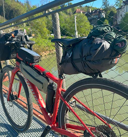 Du kannst durch elastische Straps Deine Jacke simpel auf der Satteltasche befestigen und...