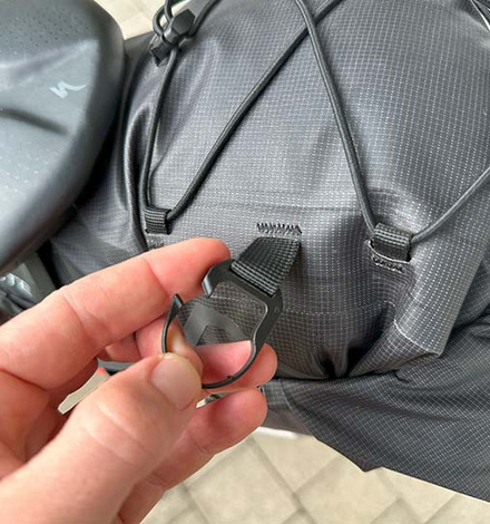 Du kannst durch elastische Straps Deine Jacke simpel auf der Satteltasche befestigen und...