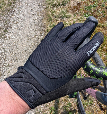 Wir haben zwei Langfingerhandschuhe f&uuml;rs Mountainbiken getestet. Unser Favorit ist der Roeckl Mori 2 mit seinem breiten Einsatzbereich.