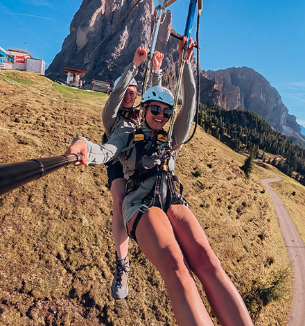 Schritt für Schritt bergauf: Der Aufstieg zur Langkofelscharte mit Blick auf die steinerne Stadt.
