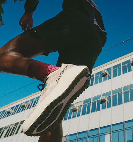 Vom 1. bis zum 31. August 2026 hast Du die Chance bei Bergzeit ein Salomon Gravel Lauf-Outfit f&uuml;r Dich und Deinen Buddy im Wert von 500 Euro zu gewinnen.